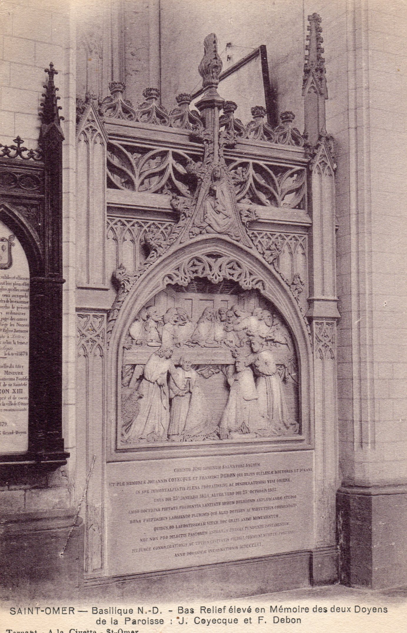 Bas relief élevé en mémoire des deux doyens de la paroisse J. Coyecque et F. Debon . 